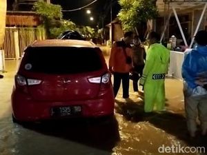 Video: Derasnya Aliran Banjir Imbas Tanggul Jebol di Driyorejo Gresik
