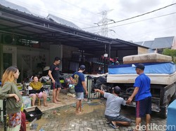 Banjir Surut, Warga De Naila Village Driyorejo Gresik Bersih-bersih Rumah