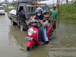Banyak Warga Jatuh Terperosok Lubang Jalan yang Terendam Banjir di Lamongan