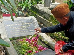 Bendera Merah Putih di Makam Tan Malaka Hilang! Bendera Merah Putih di Makam Tan Malaka Hilang!