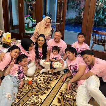 Bernuansa Pink, Ini 7 Potret Ulang Tahun Pertama Ameena Bernuansa Pink, Ini 7 Potret Ulang Tahun Pertama Ameena