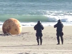 Ketakutan Warga Jepang Saat Bola Logam Misterius Terdampar di Pantai