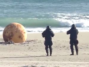 Bola Logam Misterius Terdampar di Pantai Bikin Takut Warga Jepang Bola Logam Misterius Terdampar di Pantai Bikin Takut Warga Jepang