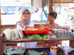 Bupati Ipuk Ngantor di Desa Jambewangi, Salurkan Bantuan Usaha untuk UMKM