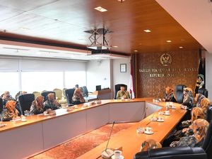 Dialog dengan Ustazah, HNW Bahas Kiprah Parlemen Beri Kemaslahatan Umat