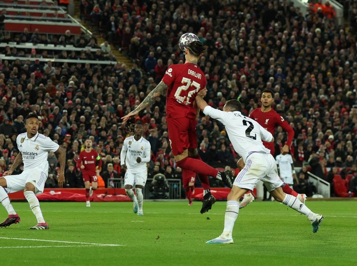 Real Madrid membuktikan sebagai tim berkelas di Liga Champions. Sudah tertinggal dua gol, Los Blancos akhirnya bisa menang 5-2. Liverpool vs Real Madrid berlangsung di Anfield dalam leg pertama 16 besar Liga Champions, Rabu (22/2/2023) dini hari WIB.