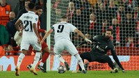 Los Blancos mengamuk di babak kedua. Tiga gol dilesakkan ke gawang Liverpool melalui Eder Militao dan brace Karim Benzema.  
