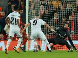 Los Blancos mengamuk di babak kedua. Tiga gol dilesakkan ke gawang Liverpool melalui Eder Militao dan brace Karim Benzema.  