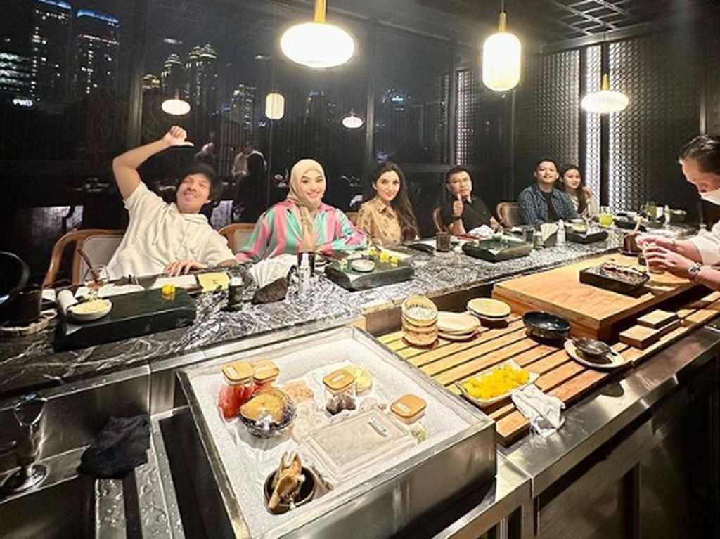 Rayakan Ulang Tahun Ameena, Aurel Hermansyah Ajak Keluarga Makan Mewah Rayakan Ulang Tahun Ameena, Aurel Hermansyah Ajak Keluarga Makan Mewah