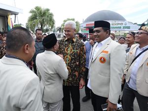 Cak Nanto Ajak Ganjar Keliling Stand UKM di Muktamar Pemuda Muhammadiyah Cak Nanto Ajak Ganjar Keliling Stand UKM di Muktamar Pemuda Muhammadiyah