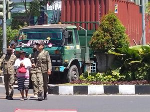 Ganggu Pengendara, Gepeng di Simpang Tohpati Denpasar Ditertibkan