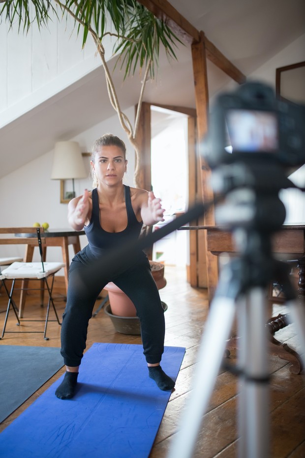 Ilustrasi perempuan melakukan squats/Foto: Pexels/Kampus Production