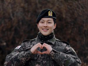Tampil Perdana Usai Wamil, Jang Ki Yong Gagah Pakai Baju Tentara Tampil Perdana Usai Wamil, Jang Ki Yong Gagah Pakai Baju Tentara