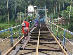 Aksi Nekat Emak-emak di Malang Seberangi Jembatan yang Tinggal Rangka