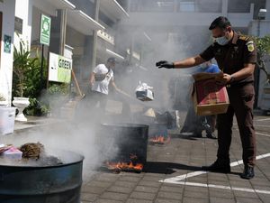 Kejari Denpasar Musnahkan Barang Bukti Narkotika Hingga Proyektil