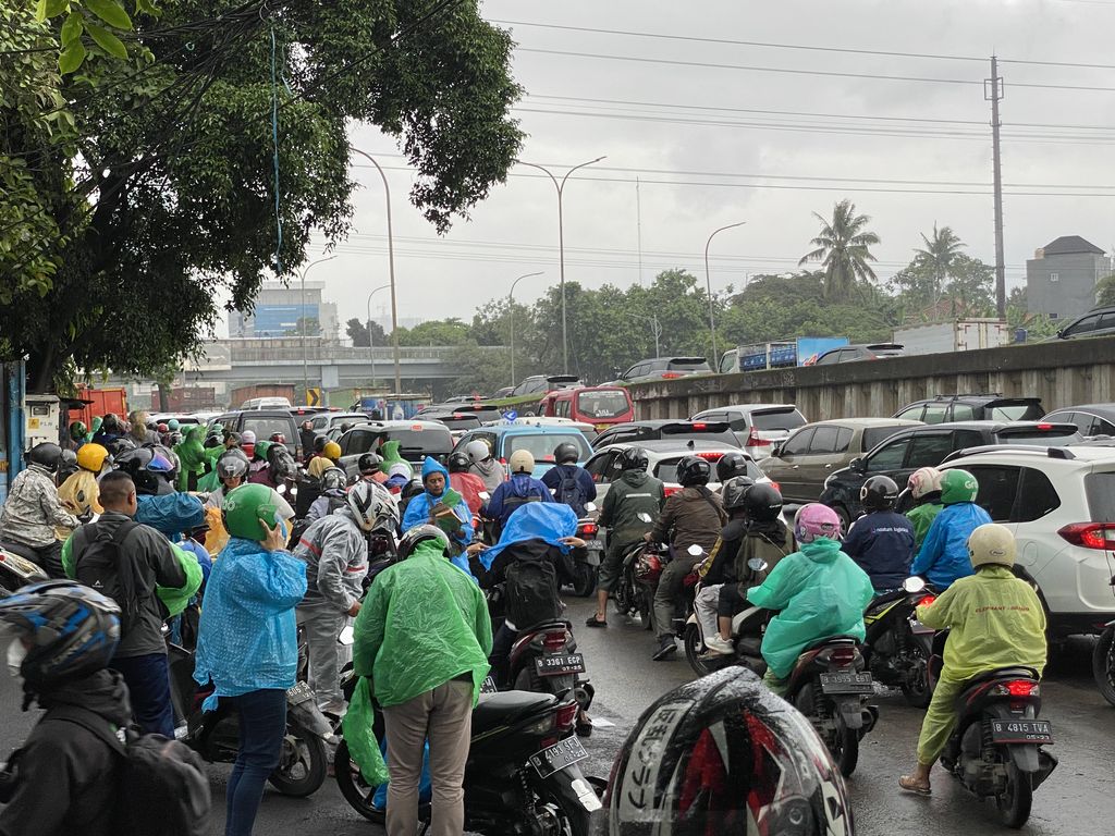 Kemacetan di Tanjung Barat arah Ragunan pada Rabu (22/2/2023)-(Devi-detikcom)