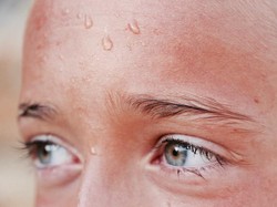 Ketahui Penyebab Keringat Dingin dan Cara Mengatasinya