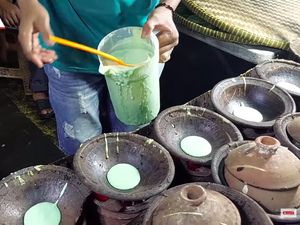 Pernah Jadi Teknisi, Kini Pria Ini Sukses Jualan Serabi Ijo Omzet Puluhan Juta Pernah Jadi Teknisi, Kini Pria Ini Sukses Jualan Serabi Ijo Omzet Puluhan Juta