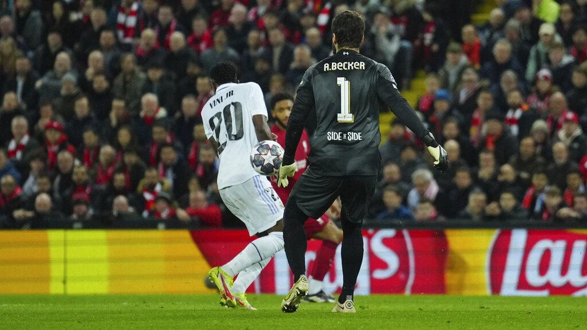 Saat bola sapuan Alisson mengenai Vinicius Junior. (Foto: AP/Jon Super)