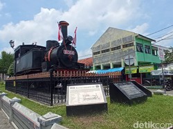 Si Lokomotif Legendaris di Stasiun Cirebon