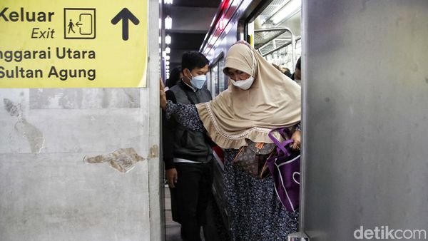 Melihat Pilar Besar Stasiun Manggarai yang Dikeluhkan Anker