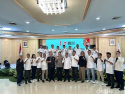 Menpora Kukuhkan Daeng Uki Pimpin Presidium Nasional Suporter Sepakbola