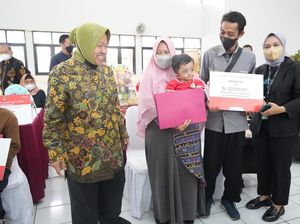 Mensos Serahkan Bantuan Rp 374 Juta ke 6 Penderita Penyakit Langka