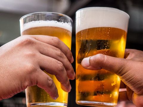 Terlalu banyak mengonsumsi minuman alkohol dapat meningkatkan tekanan darah.