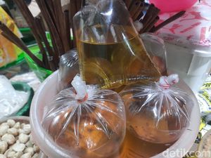 Emak-emak Pasti Girang Harga Migor Curah di Surabaya Turun Emak-emak Pasti Girang Harga Migor Curah di Surabaya Turun