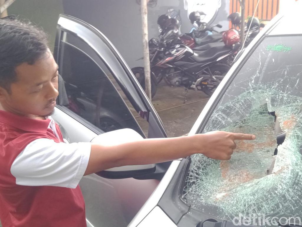 Mobil Ketua GP Ansor Kalikotes Klaten Pecah Dihantam Batu Pemotor OTK