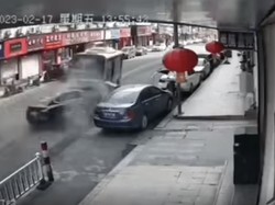 Mobil Tesla Kecelakaan (Lagi): Melesat Kesetanan, Hantam Bus dan Mobil Parkir