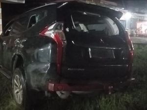 Kabur Usai Tabrak Motor, Pajero di Palembang Diamuk Massa Kabur Usai Tabrak Motor, Pajero di Palembang Diamuk Massa