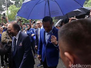 Momen AHY Payungi Surya Paloh Momen AHY Payungi Surya Paloh