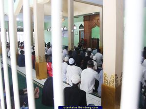 Momen Penguatan Agama Bagi Napi dari Balik Jeruji Besi Momen Penguatan Agama Bagi Napi dari Balik Jeruji Besi
