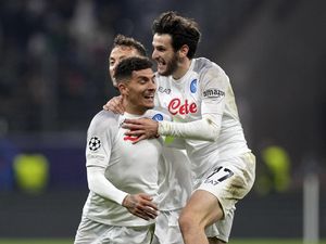 Napoli Menang 2-0 di Kandang Frankfurt Napoli Menang 2-0 di Kandang Frankfurt