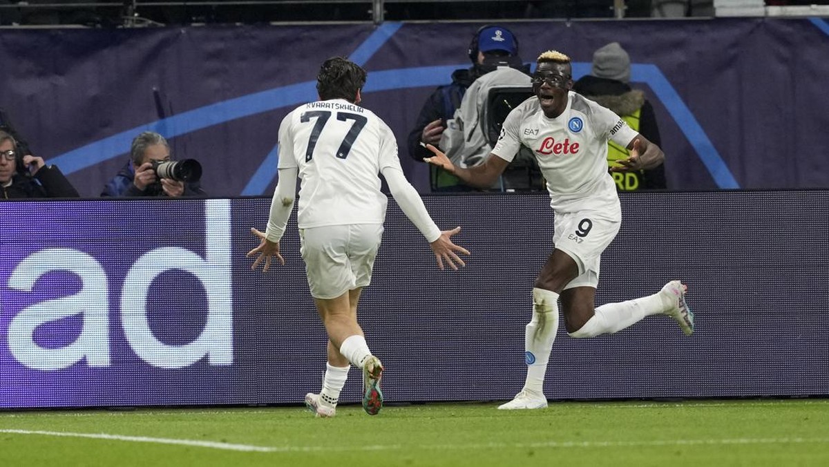 Napoli unggul 1-0 atas Eintracht Frankfurt di babak pertama. (Foto: AP/Michael Probst)