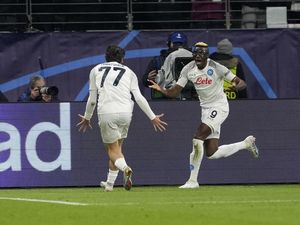 Napoli Unggul 1-0 atas Eintracht di Babak I