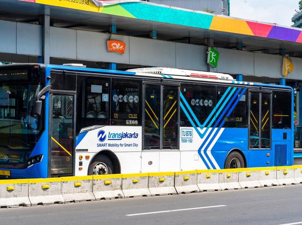 3 Fakta Pemotor Wanita Tewas Usai Masuk Busway Tertabrak TransJakarta