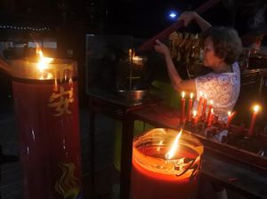 Melihat Perayaan Kelahiran Dewa Bumi di Klenteng Jember