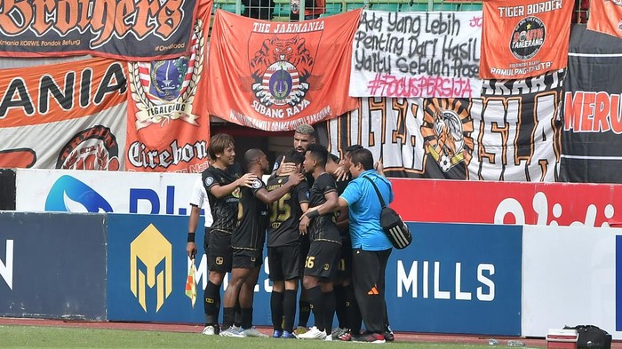 Pesepak bola Persija Jakarta Aji Kusuma (kedua kiri)  berebut bola dengan pesepak bola PS Barito Putera Yuswanto Aditya (kedua kanan) saat laga lanjutan Liga 1 di Stadion Patriot Chandrabhaga, Bekasi, Jawa Barat, Rabu (22/2/2023). ANTARA FOTO/ Fakhri Hermansyah