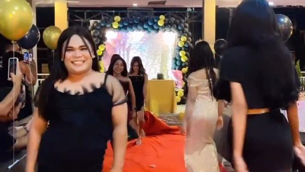 Lenggak-lenggok Waria yang Berpesta di Padang Sidimpuan