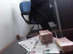 Viral Video Gepokan Uang Diduga Pelicin Lelang Proyek di Cianjur