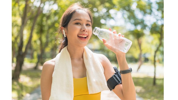 Ilustrasi perempuan yang minum air putih.