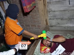 Instruktur Senam Pakai Palu Mainan Saat Rekonstruksi Pembunuhan Keji Suami
