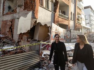 Saat Menlu dan Mendagri Jerman Berjalan di Puing-puing Gempa Turki