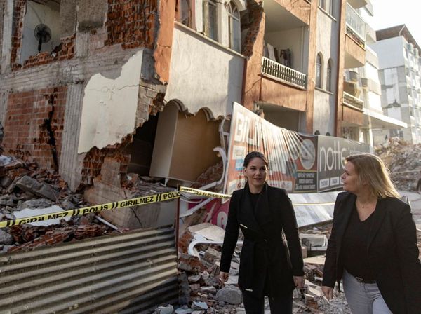 Saat Menlu dan Mendagri Jerman Berjalan di Puing-puing Gempa Turki