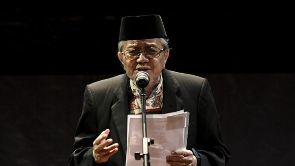 Senandung Puisi Taufiq Ismail di Malam Peduli Seniman