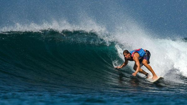 Sensasi Berselancar di Pantai Lhoknga Aceh