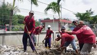 Senyum Istikamah Petugas Lapangan Kota Pahlawan