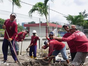 Senyum Istikamah Petugas Lapangan Kota Pahlawan